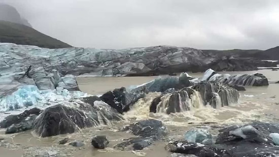 Volkanik Kül ile Kaplı Buzul Parçasının Altından Çıkan Işıl Işıl Mavi Renk