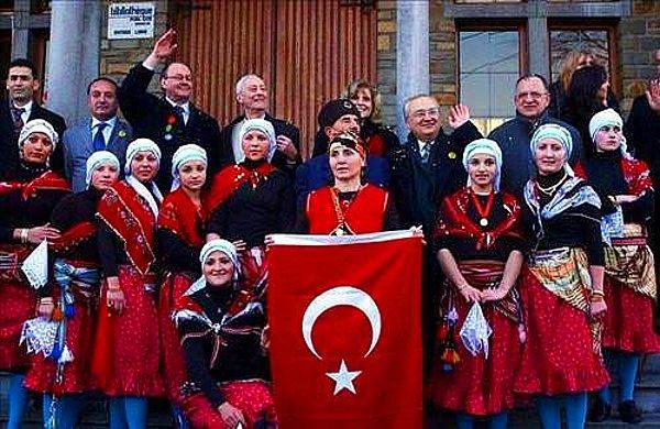 Duydukları bu gururu her yıl düzenledikleri festival sırasında taşıdıkları Türk bayrakları ve kendi diktikleri geleneksel Türk kıyafetleriyle,