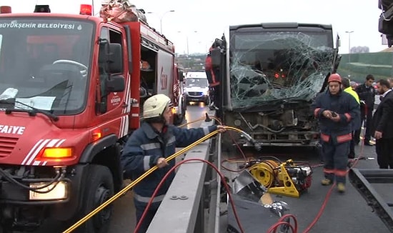 Metrobüs ile Otomobil Çarpıştı: 5 Yaralı
