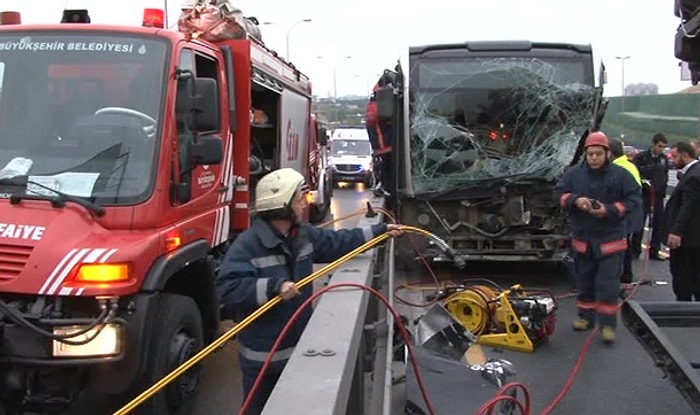 Metrobüs ile Otomobil Çarpıştı: 5 Yaralı