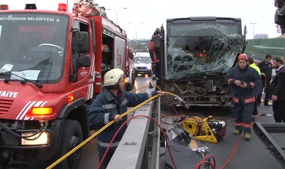 Metrobüs ile Otomobil Çarpıştı: 5 Yaralı