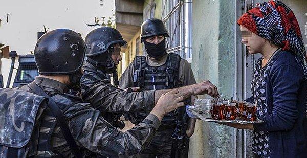 Vatandaşlardan Polis Ekiplerine Çay İkramı