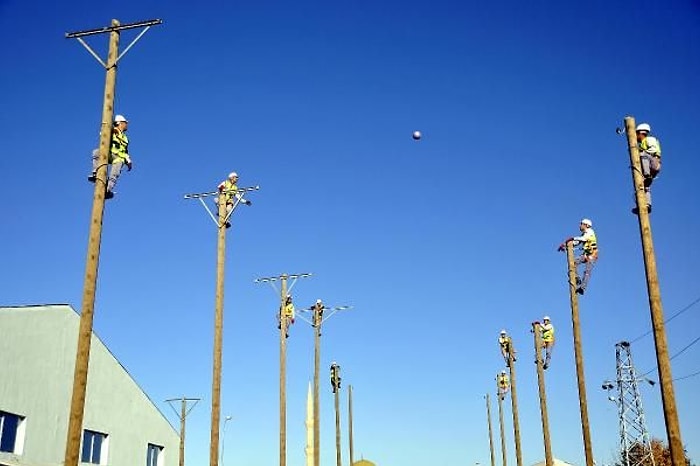 Elektrik İşçileri 12 Metre Yükseklikte Voleybol Oynayarak Kışa Hazırlanıyor