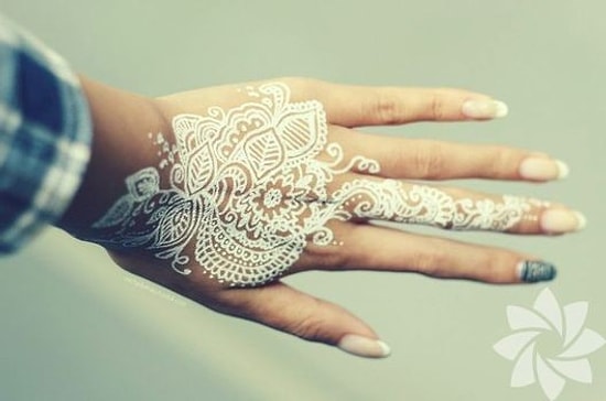 İğneli Can Acıtmalı Dövme Yaptırmayı Sevmeyenler İçin Beyaz Kına Dövmesinin 17 Örneği