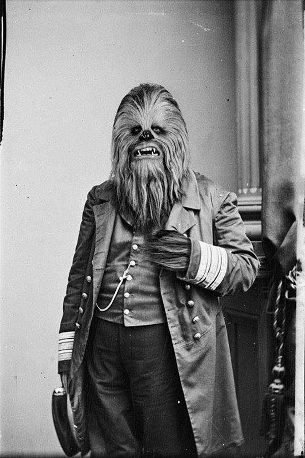 16. Tarihten pilot üniforması ile Chewbacca.