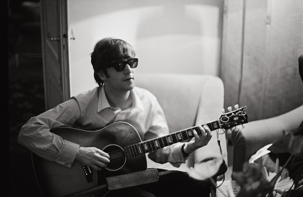 John Lennon'ın Gitarı 2,4 Milyon Dolara Satıldı