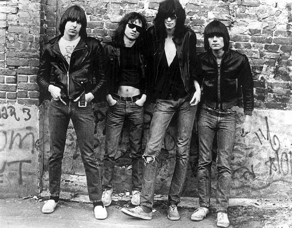 3. Soldan sağa doğru The Ramones üyeleri: Johnny Ramone, Tommy Ramone, Joey Ramone ve Dee Dee Ramon.