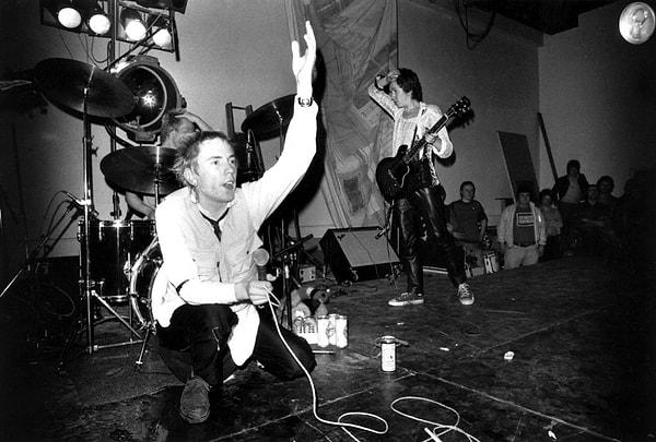 7. Sex Pistols üyeleri Johnny Rotten, Paul Cook ve Steve Jones İngiltere'de sahne alıyor. (8 Aralık 1976)