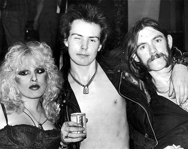 9. Sex Pistols grubundan Sid Vicious, kız arkadaşı Nancy Spungen ve Motörhead grubundan Lemmy Kilmister porte çekimi için poz veriyor.