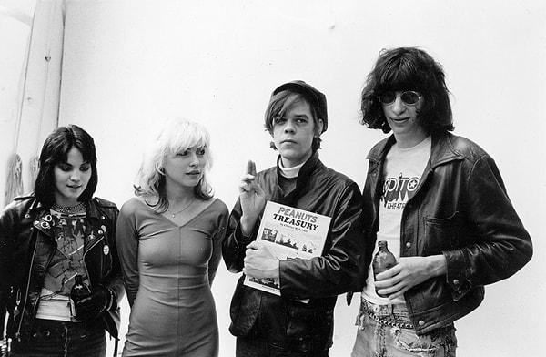 10. Runaways grubundan Joan Jett, Blondie grubundan Debbie Harry, New York Dolls grubundan David Johansen ve The Ramones grubundan Joey Ramone portre çekimi için beraber poz veriyor. (1977)