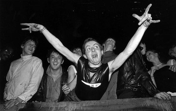 20. Konser sırasında eğlenen The Clash hayranları. (1977)