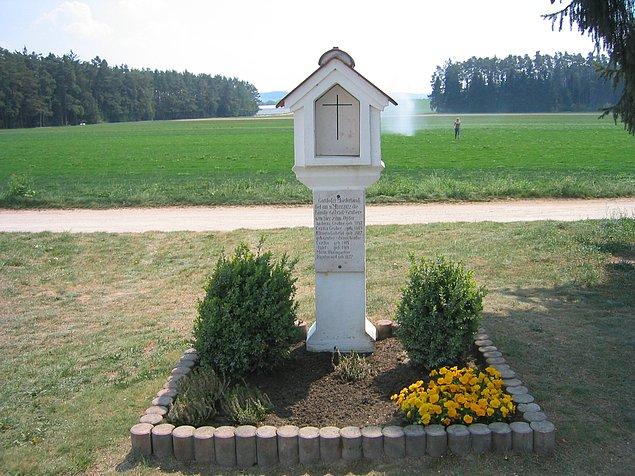 Cesetler yakıldıktan sonra kurbanların anısına bu gördüğünüz anıt mezar yapılıyor.