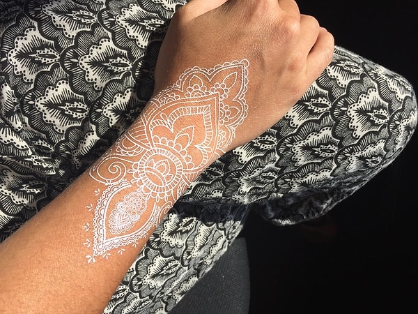 12. Если от загара не осталось и следа, можно подобрать платье потемнее.