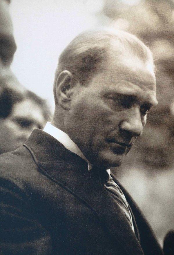 9. Atatürk bizden biridir. Ulusuyla bütünleşme yöneliminin en tipik göstergelerinden biri de şu kısa öyküde belirlenir: