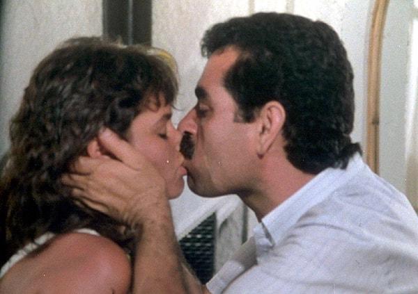 Bonus: Hollywood'un en kötü öpüşmesini bile sollayan İbrahim Tatlıses ve Hülya Avşar'ın bu "aşk dolu" sahnesini tabii ki de unutmadık! 😂