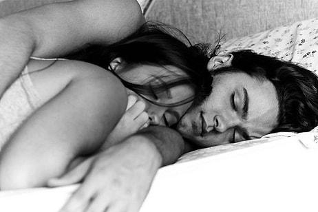 Sevgilisiyle Birlikte Uyuyan İnsanların Bütün Gece Boyunca Yaşadıkları 15 Dram