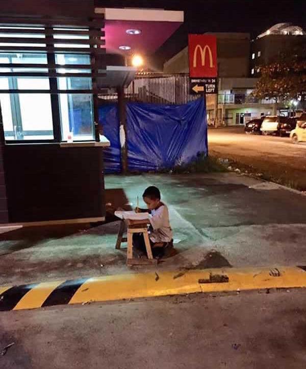 9. McDonalds'ın ışığında ödevini yapmaya çalışan bu evsiz çocuk.