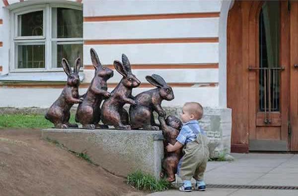 22. Arkadaşlarının yanına çıkmaya çalışan tavşan heykeline yardımcı olan bu ufaklık.