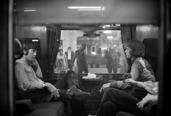 21. Paul McCartney ve Mick Jagger  Bangor'a gidiyor, 1967.