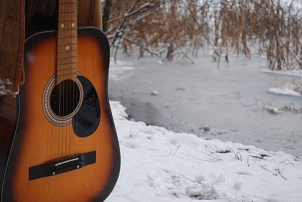 7. Kışın müzik bile daha melankoliktir, aşık ol diye besteler yapılır sanki,