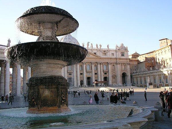 11. St. Peter Meydanı Çeşmesi - Vatikan