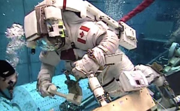 8. "En sık yapılan iki hata, havuz eğitimi sırasında astronot giysisinin yüze denk gelen cam kısmını kırmak ve bağlı bulunduğu ipi karıştırmak."