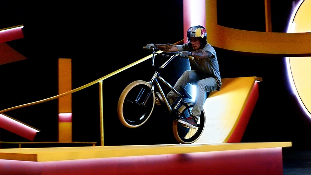 Video Oyunlarından Çıkmışcasına Hareket Eden Parkurda İnanılmaz BMX Sürüşü Deneyimi