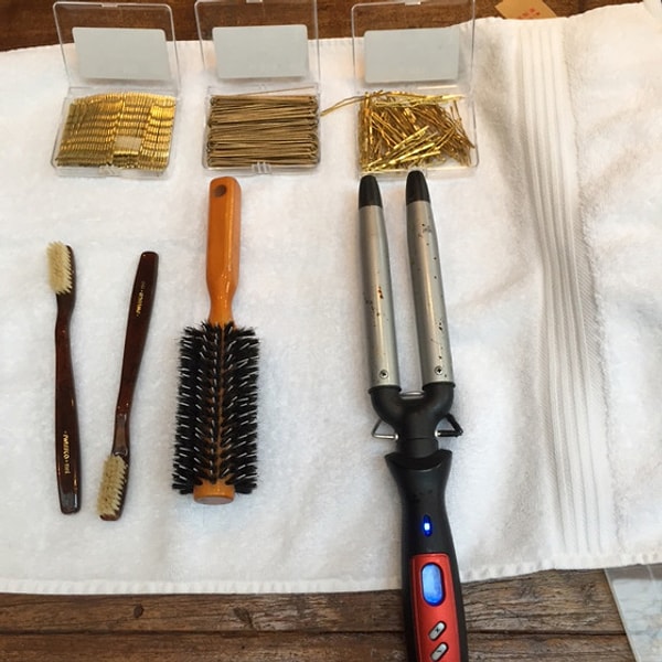 Инструменты, которые использовал стилист для полу-пучка Эшли Олсен