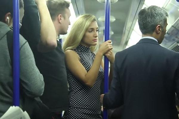 Metro yolculuğu yapan bir kadının hemen arkasına bir adam yaklaşıyor. Önce bunu normal bir metro kalabalığı zannedebiliriz.