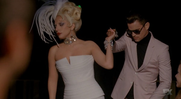 13. Когда она приходит с Алексисом Кэррингтоном на дурацкий показ мод Уилла Дрейка.