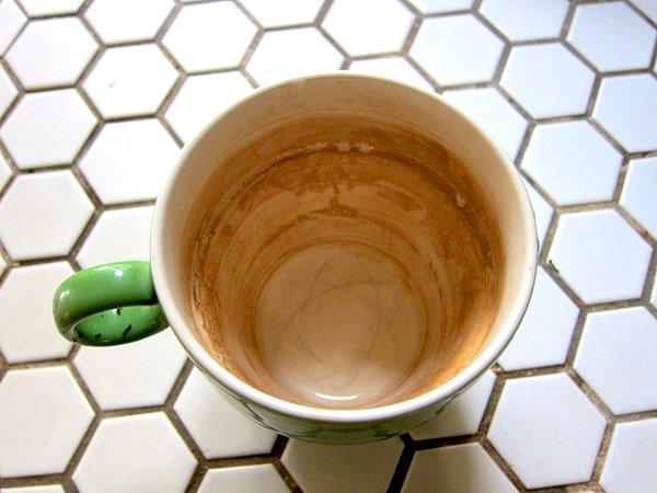 11. Bulaşık makinesinden çıktığında da kahve lekeleri çıkmayan kupalarınızdan nefret etmeyin.