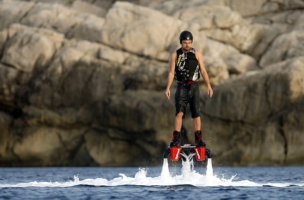 1. Когда он скользит по воде на ховерборде.