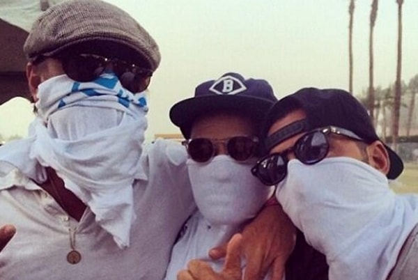 7. Или, когда он пытается скрыть своё лицо на фестивале музыки и искусств Коачелла.