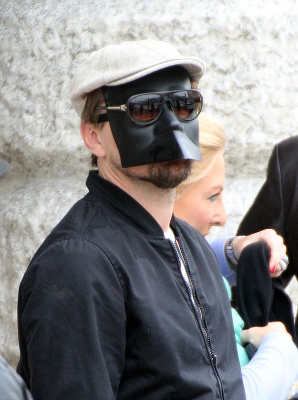 17. Но больше всего Леонардо ДиКаприо превосходит самого себя, когда он носит эту маску, чтобы скрыть свое лицо.