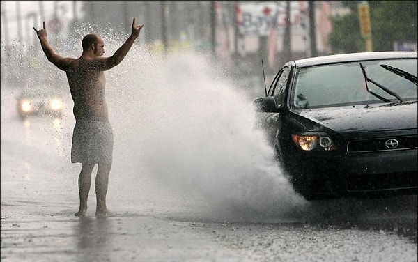 11. Yağmurlu havada yolda yürürken, yanından geçen arabanın üzerine su sıçratması.