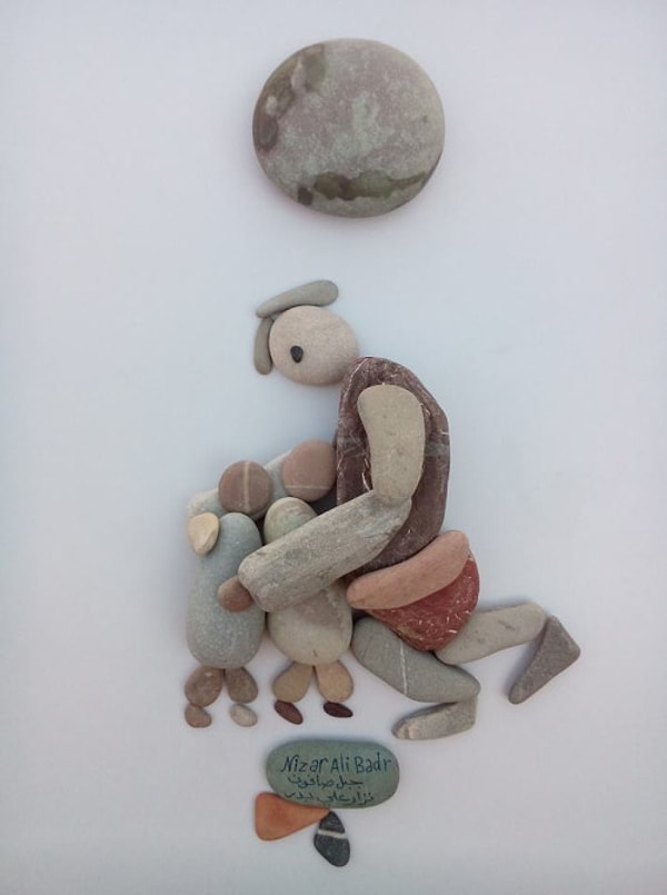 2. Отец, обнимающий детей