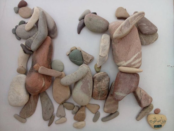 11. Родители, несущие детей на плечах