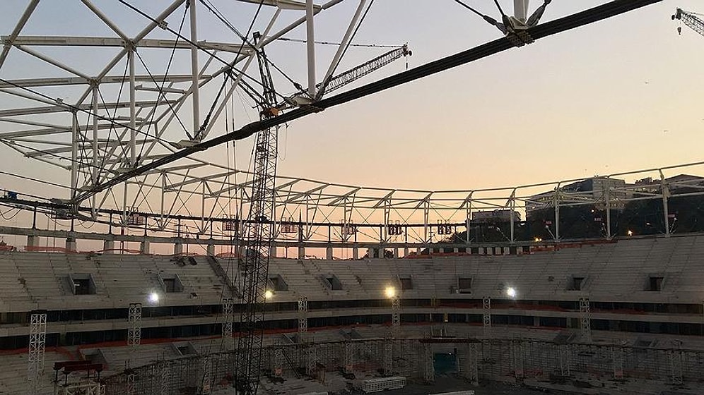 Vodafone Arena'da Çatı Kaldırma İşlemi Tamamlandı