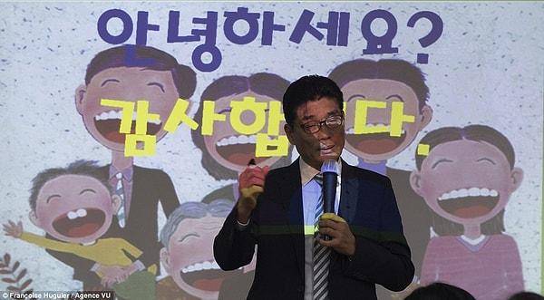 Ölüm Kursunun başındaki isim Jeong Yong-mun derse hayattaki zorlukların da hayatın bir parçası olduğunu söylediği bir konuşmayla giriş yapıyor.