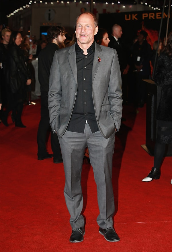 Вуди Харрельсону всегда удавалось выглядеть бесподобно шикарно и стильно на промо Голодных игр: Сойки-пересмешницы. Часть 2.