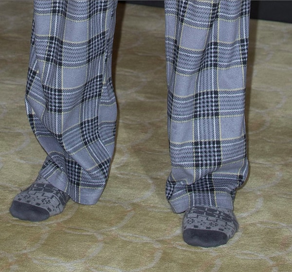 На нем даже нет обуви!