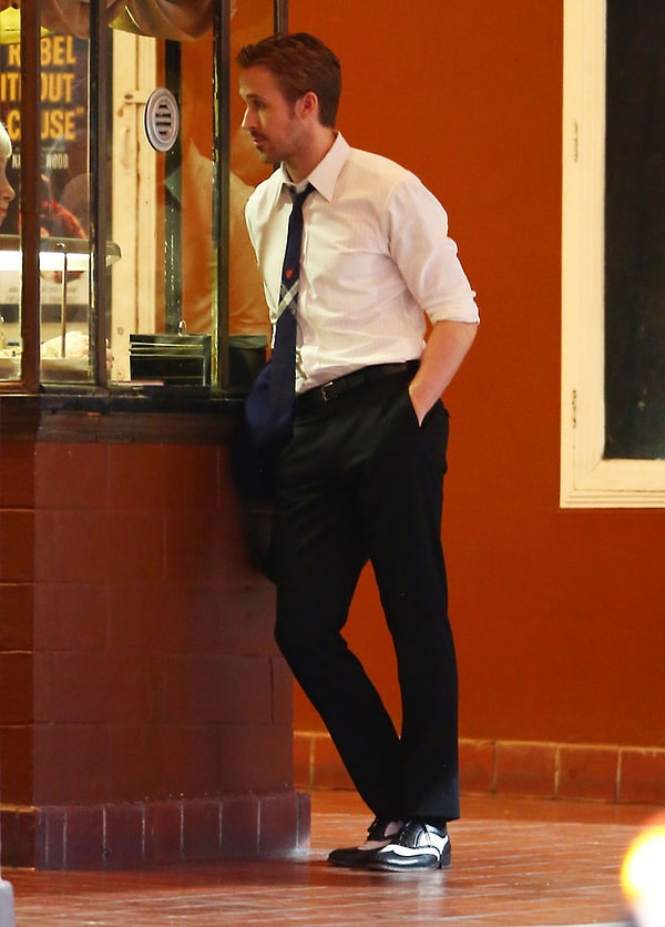 1. Когда он сексуально прислоняется к билетной кассе, так, как никто этого не делал.