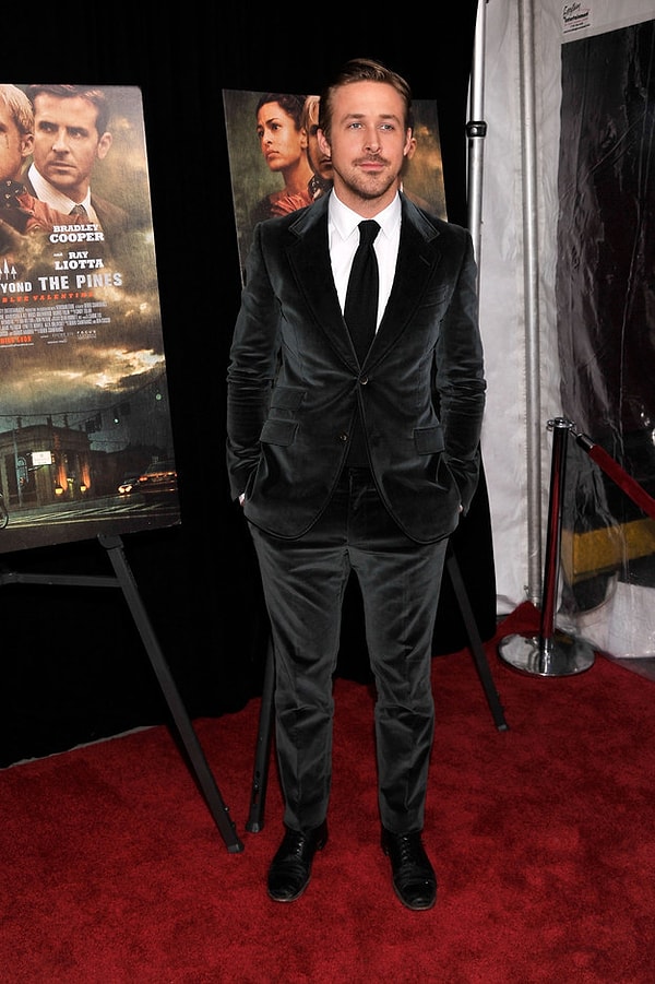 15. Когда он одет в вельветовый костюм и все еще выглядит чертовски привлекательно.