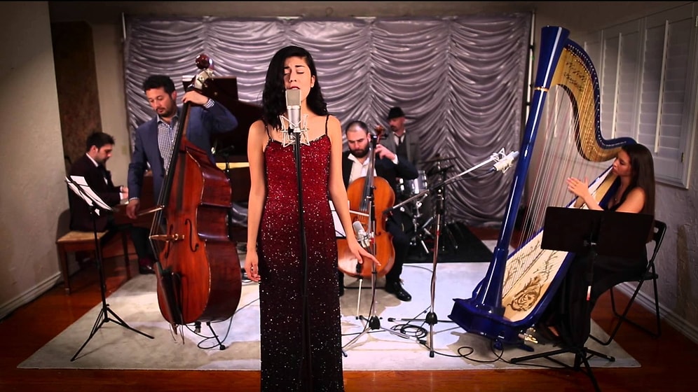 Şarkılara Vintage Havası Katarak Cover'layan Gruptan 'Welcome To The Jungle' Performansı