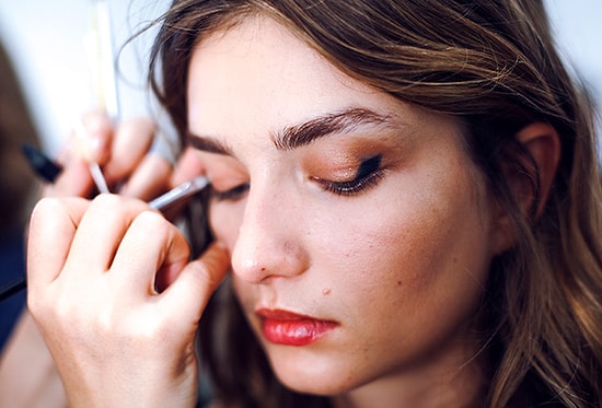 Eli Titreyen Kızlar Müjde: 2015'in En Taze Sonbahar Trendi Deneysel Eyeliner!