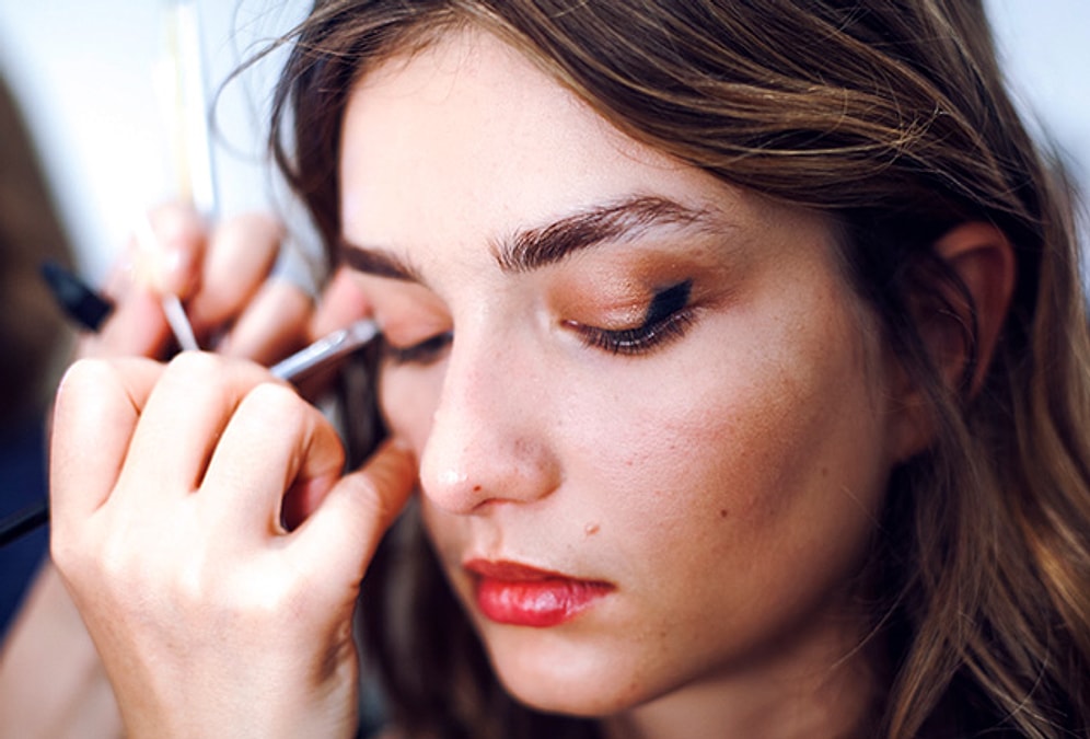 Eli Titreyen Kızlar Müjde: 2015'in En Taze Sonbahar Trendi Deneysel Eyeliner!
