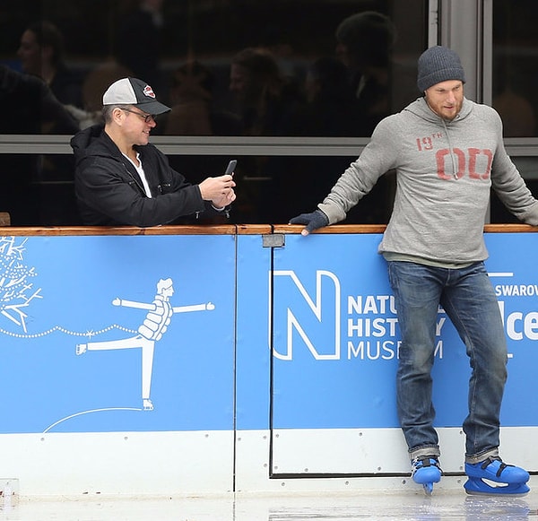 И он показал себя настоящим папочкой, запечатляя такое важное событие.