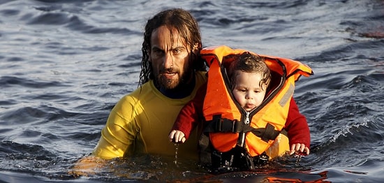 Sayesinde Yeni Bir Aylan Bebek Trajedisi Yaşanmadı: Mültecilere Seyirci Kalamayan Arjantinli Kahraman!