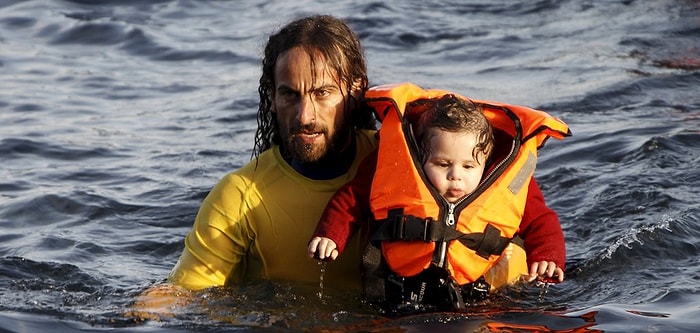 Sayesinde Yeni Bir Aylan Bebek Trajedisi Yaşanmadı: Mültecilere Seyirci Kalamayan Arjantinli Kahraman!