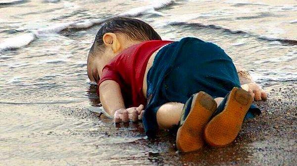 Aylan bebeğin bu fotoğrafı mülteci krizinin hangi boyutlara ulaştığını göstermiş ve hepimizin vicdanını sızlatmıştı.